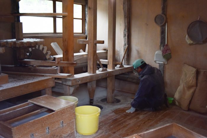 蕎麦を挽く作業場