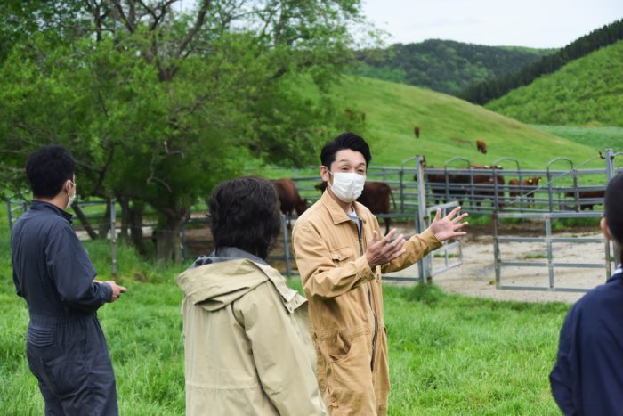 短角牛について話す柿木さん