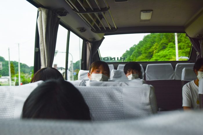 肉談義で盛り上がるツアー車内