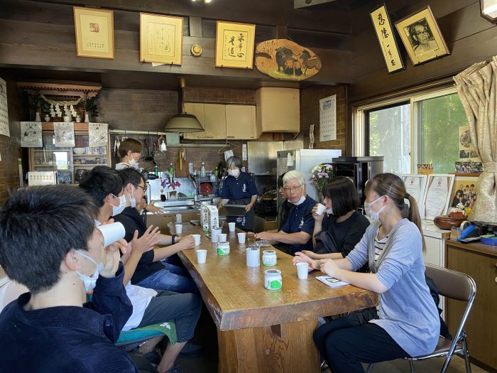 濃厚なヨーグルトを食しながら、歴史を真剣に聞く学生たち