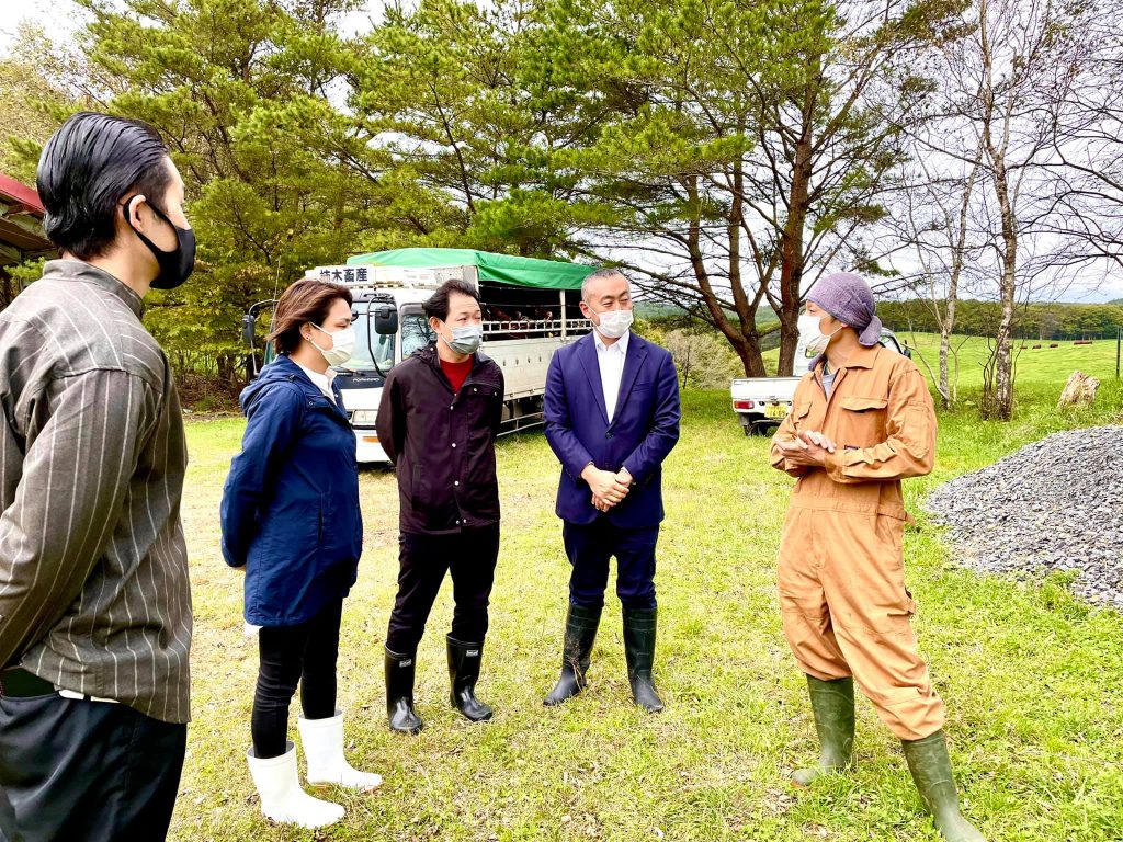 柿木さんから案内を受ける写真